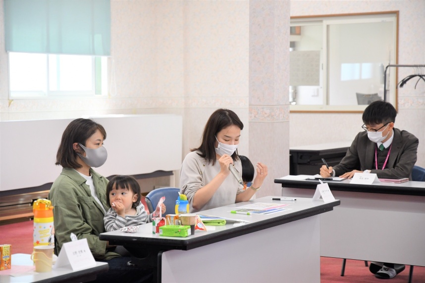 ママ座談会　発表風景